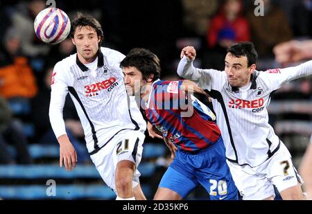 Il Fede Bessone di Swansea (a sinistra), il Danny Butterfield di Crystal Palace e il Leon Britton di Swansea (a destra) in azione durante la partita del Coca-Cola Championship al Selhurst Park di Londra. Foto Stock