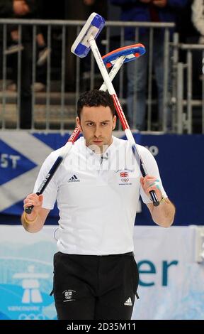 Il salto della Gran Bretagna David Murdoch dopo aver perso durante il gioco di curling Mens contro la Svezia nelle Olimpiadi invernali del 2010 al Vancouver Olympic Centre, Vancouver, Canada. Foto Stock