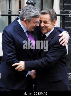 PRODOTTO ALTERNATIVO. Il primo ministro Gordon Brown saluta il presidente francese Nicolas Sarkozy a Downing Street a Londra, come parte della visita del presidente francese nel Regno Unito. Foto Stock