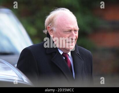 Lord Kinnock lascia oggi il crematorio Golders Green nel nord di Londra dopo aver partecipato ai funerali dell'ex leader laburista Michael Foot. Foto Stock