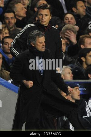 Il manager Inter Milan Jose Mourinho festeggia sulla linea di contatto dopo che Samuel Eto'o ha segnato il gol di apertura. Foto Stock