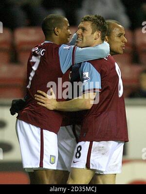 James Milner (centro) di Aston Villa festeggia con i suoi compagni di squadra dopo aver segnato il secondo obiettivo del suo lato del gioco Foto Stock