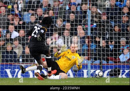 L'Emmanuel Adebayor di Manchester City (a sinistra) batte il portiere di Burnley Brian Jensen per segnare il quinto gol del suo lato del gioco Foto Stock