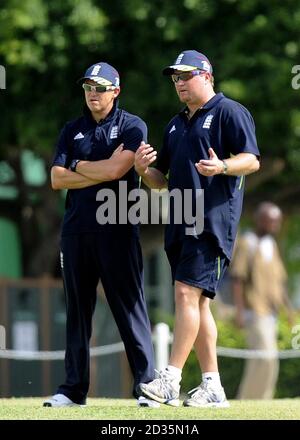 L'allenatore inglese David SAKER (a destra) e il capo allenatore Andy Flower durante la sessione di allenamento al 3Ws Oval, University of the West Indies, Barbados. Foto Stock