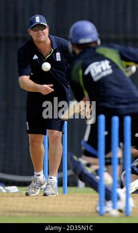 David SAKER (a sinistra), allenatore di bowling veloce inglese durante la sessione di prove presso la 3Ws Oval, University of the West Indies, Barbados. Foto Stock