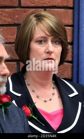 L'ex segretario di casa Jacqui Smith al suo conteggio elettorale nel Municipio di Redditch dopo che ha perso il suo posto nelle elezioni generali del 2010 al conservatore Karen Lumley. Foto Stock