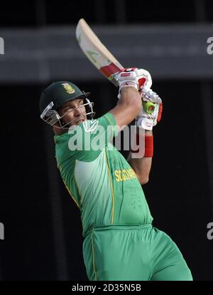 Il sudafricano Jacques Kallis ha colpito il pallone per 4 corse durante la partita ICC World Twenty20 a Kensington Oval, Birdgetown, Barbados. Foto Stock