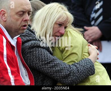 I membri della famiglia del tassista assassinato Darren Rewcastle da Whitehaven, si uniscono ad altre persone per un servizio per ricordare le vittime della rampage delle armi a Whitehaven, Cumbria. Foto Stock