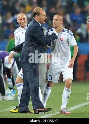 Kamil Kopunek (destra) della Slovacchia celebra il suo terzo obiettivo Il gioco con il manager slovacco Vladimir Weiss Foto Stock