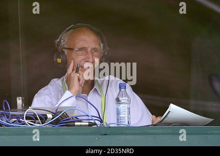 Il commentatore della BBC Barry Davies nella casella di commento sul tribunale 12 durante la partita tra Laura Robson in Gran Bretagna e. Gran Bretagna Tina Moore Foto Stock