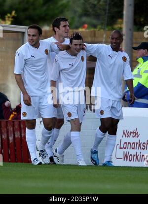 Motherwell's Jamie Murphy celebra il punteggio con i compagni di squadra durante la UEFA Europa League, il terzo turno di qualificazione, la seconda tappa al Fir Park di Motherwell. Foto Stock