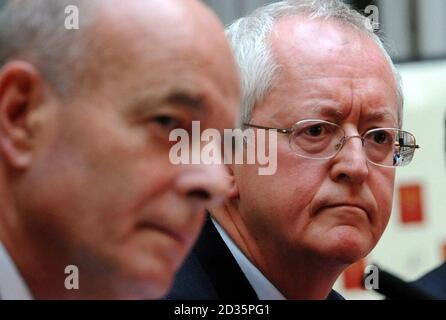 Ex capo del MI6 Sir John Scarlett (a sinistra) e Professor Keith Jeffery, autore del nuovo libro 'MI6 The History of the Secret Intelligence Service' presso l'ufficio degli esteri e del Commonwealth di Londra. Foto Stock