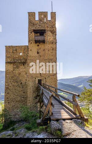 Le rovine del castello di Schrofenstein (chiamato anche 'Schroffenstein'), su uno sperone roccioso, Landeck, Austria Foto Stock