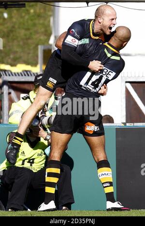 Joe Simpson di Wasps (a sinistra) celebra la sua prova con il compagno di squadra Tom Varndell (a destra) durante la partita di Heineken Cup Pool 6 all'Adams Park, High Wycombe. Foto Stock