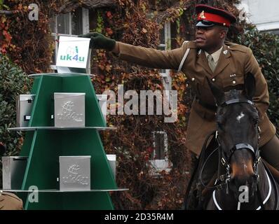 Trooper Kuziva Dapira dei re truppa reale artiglieria Cavallo sul suo cavallo, Caprice, durante una fotocellula a St John's Wood Barracks, a sostegno della carità delle forze armate UK4U, che invierà 22,500 scatole di Natale ai soldati che servono all'estero quest'anno. Foto Stock