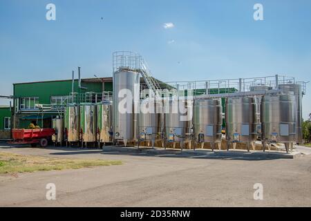Cantina moderna. Grandi serbatoi in acciaio inox per la fermentazione del vino. Foto Stock
