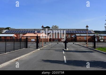 L'ingresso alla stazione ferroviaria di vapore vale of Rheidol ad Aberystwyth. Treni sospesi a causa della pandemia di Coronavirus. Pannelli solari sul tetto. Foto Stock