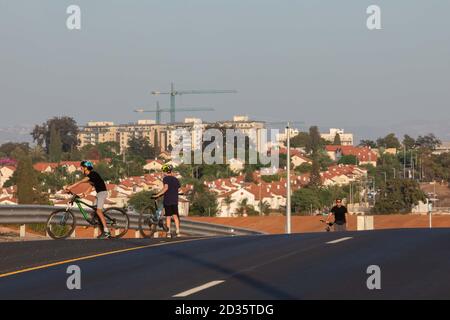 Israele, i bambini e le famiglie si godono le strade vuote per fare un giro in bicicletta durante Yom Kippur. Praticamente tutto il traffico motorizzato si ferma durante la bufale ebraica Foto Stock