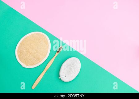 Diversi accessori da bagno ecologici su sfondo isometrico rosa e verde. Concetto di zero sprechi. Vista dall'alto con spazio per la copia Foto Stock