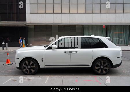 NEW YORK, NY -27 SETTEMBRE 2020- Vista di un bianco Rolls Royce Cullinan, un SUV di lusso sulla strada a Manhattan, New York City, Stati Uniti. Foto Stock