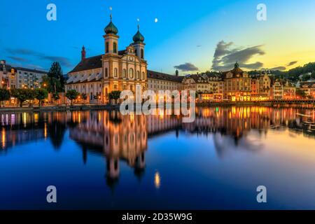 Crepuscolo blu sul Lago di Lucerna in Svizzera. La Chiesa di San Francesco Saverio si riflette sul fiume Reuss della città di Lucerna. Riflessioni di Foto Stock