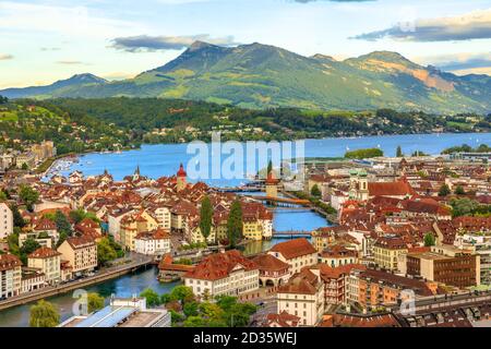 Vista aerea dello skyline di Lucerna e del lago di Lucerna con il Monte Rigi e la sua vetta Rigi-Kulm nel Cantone di Lucerna, Svizzera. Panorama incredibile con Foto Stock