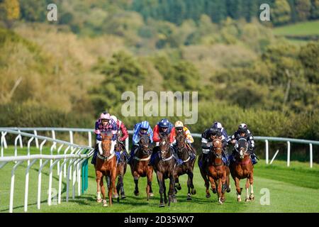 I corridori e i corridori iniziano a fare la svolta nel rettilineo nel Free Daily Tips al tipstersempire.co.uk Juvenile Maiden hurdle presso l'ippodromo di Ludlow. Foto Stock