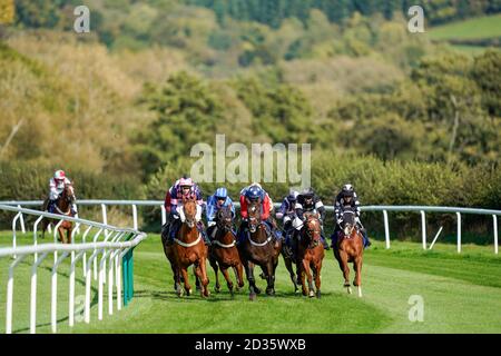 I corridori e i corridori iniziano a fare la svolta nel rettilineo nel Free Daily Tips al tipstersempire.co.uk Juvenile Maiden hurdle presso l'ippodromo di Ludlow. Foto Stock