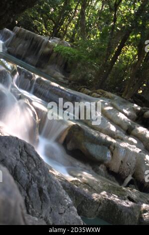 Cascata in Erawan Nationalpark Thailandia Foto Stock