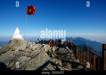 SAPA VIETNAM - NOV4.2017 : gruppo di attrazione turistica in cima alla montagna più alta di fansipan del paese indocina Foto Stock