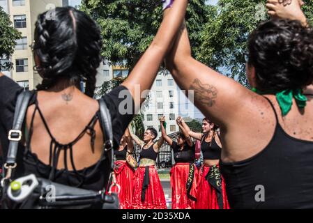 Donne del gruppo attivista 'Siamo 2074' che marciare e ballare per le strade di Lima, Perù in solidarietà nella Giornata Internazionale delle Donne 2020. Foto Stock