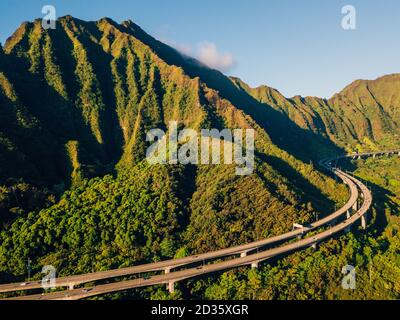 Vista aerea delle verdi scogliere di montagna e delle famose scale Haiku a Oahu, Hawaii Foto Stock