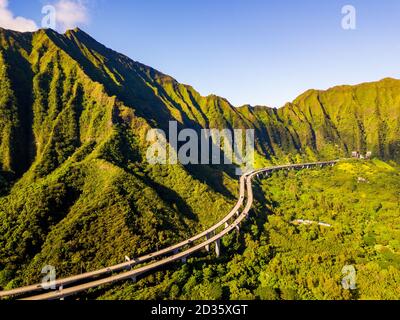 Vista aerea delle verdi scogliere di montagna e delle famose scale Haiku a Oahu, Hawaii Foto Stock