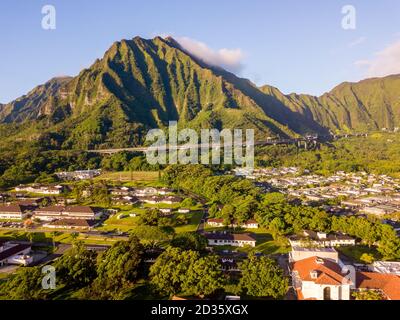 Vista aerea delle verdi scogliere di montagna e delle famose scale Haiku a Oahu, Hawaii Foto Stock