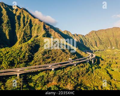 Vista aerea delle verdi scogliere di montagna e delle famose scale Haiku a Oahu, Hawaii Foto Stock