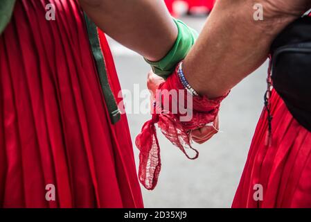 Donne del gruppo attivista 'Siamo 2074' che tengono le mani, marciando e ballando per le strade in solidarietà durante la Giornata Internazionale delle Donne 2020 Foto Stock