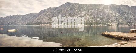 Bella foto panoramica della baia di Cattaro, Montenegro, Europa. Concetto di viaggio, sfondo. Foto con tonalità vintage. Foto Stock