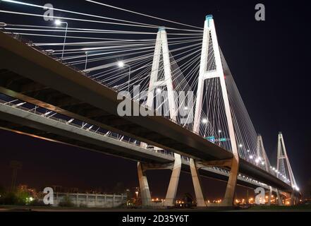 Ponte Big Obukhovsky attraverso il fiume Neva a San Pietroburgo. Foto Stock