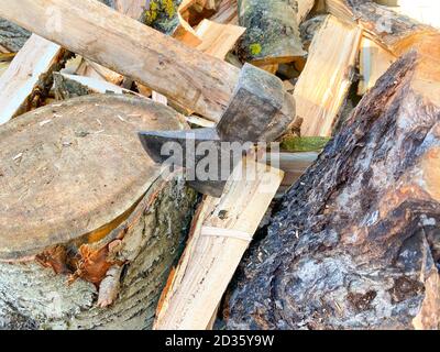 AX bloccato in un ceppo di albero. L'ascia del taglialegno sul ceppo. Foto Stock