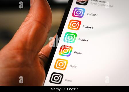 Varsavia, Pl. 07 ottobre 2020. Diverse versioni dell'icona dell'app Instagram sono presenti nell'app Instagram su un iPhone in questa illustrazione fotografica scattata a Varsavia, Polonia, il 7 ottobre 2020. Instagram offre agli utenti versioni classiche del suo design di icone di applicazione per festeggiare il suo decimo anno. (Foto di Jaap Arriens/Sipa USA) Credit: Sipa USA/Alamy Live News Foto Stock