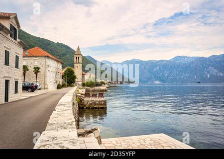 Pittoresco villaggio mediterraneo con case in pietra contro le montagne grigie, Montenegro, Baia di Cattaro (mare Adriatico), Stoliv villaggio. Concetto di viaggio, Foto Stock