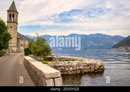 Pittoresco villaggio mediterraneo con case in pietra contro le montagne grigie, Montenegro, Baia di Cattaro (mare Adriatico), Stoliv villaggio. Concetto di viaggio, Foto Stock