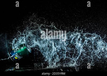 Buenos Aires, Argentina-Ottobre, 2019: Foto ad alta velocità di esplosione lattina di soda. Concept, foto ad alta velocità Foto Stock