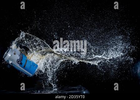 Buenos Aires, Argentina-Ottobre, 2019: Foto ad alta velocità di esplosione lattina di soda. Concept, foto ad alta velocità Foto Stock