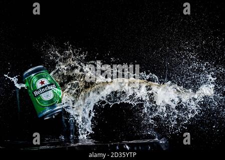 Buenos Aires, Argentina-Ottobre, 2019: Foto ad alta velocità di esplosione lattina di soda. Concept, foto ad alta velocità Foto Stock