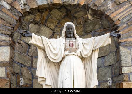 Detroit, Michigan - una statua di un Gesù nero al Sacred Heart Major Seminary. Realizzata in pietra bianca nel 1957, la faccia, le mani e i piedi della statua erano pai Foto Stock