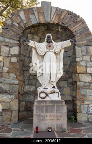 Detroit, Michigan - una statua di un Gesù nero al Sacred Heart Major Seminary. Realizzata in pietra bianca nel 1957, la faccia, le mani e i piedi della statua erano pai Foto Stock