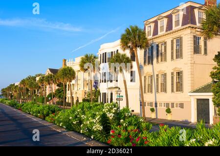 Charleston, South Carolina, USA case lungo la batteria al mattino. Foto Stock