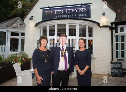 Ascot, Berkshire, Regno Unito. 15 agosto 2018. Il Loch Fyne Seafood and Grill Restaurant di Ascot, Berkshire, ha avuto un evento di lancio questa sera a seguito di un rinnovo. Il Sindaco e la Mayoressa del Royal Borough di Windsor e Maidenhead hanno partecipato all'evento insieme a clienti e locali. Loch Fyne ha 22 ristoranti in tutto il Regno Unito. Credito: Maureen McLean/Alamy Foto Stock