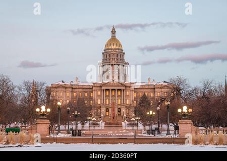 Denver, Colorado, Stati Uniti d'America presso la Colorado State Capitol durante una notte di inverni. Foto Stock